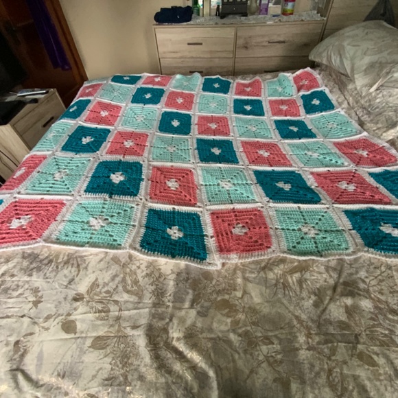 Beautiful 69”x68” Sparkle Afghan - Picture 2 of 4